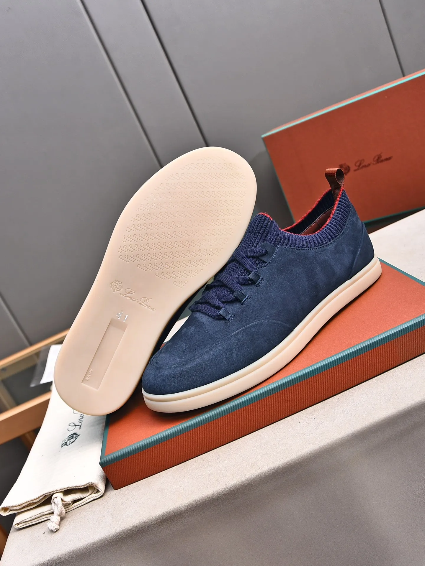 Men's Men's Shoes 💰500 LP's new product Loro Pian* 诺yo* Pianya Soho Walk These casual shoes and loafers are made of first-layer small nubuck cowhide. The texture is light, soft and comfortable. The mouth and tongue are decorated with high-density two-color knitting. The heel is decorated with a Kummel-colored original webbing pull-loop, which presents a unique three-dimensional effect. The unique version narrows slightly in the middle, and is decorated with details of the same material as shoelace eyelets. The original open-molded lightweight TPU rubber sole and spikes enhance traction and stability, and are full of modern aesthetic functional details. The rear is equipped with a cushion pad to enhance wearing comfort. It is sold in a complete package at the counter and is available in multiple colors!  Standard counter code number: 38～44# (45 customized)